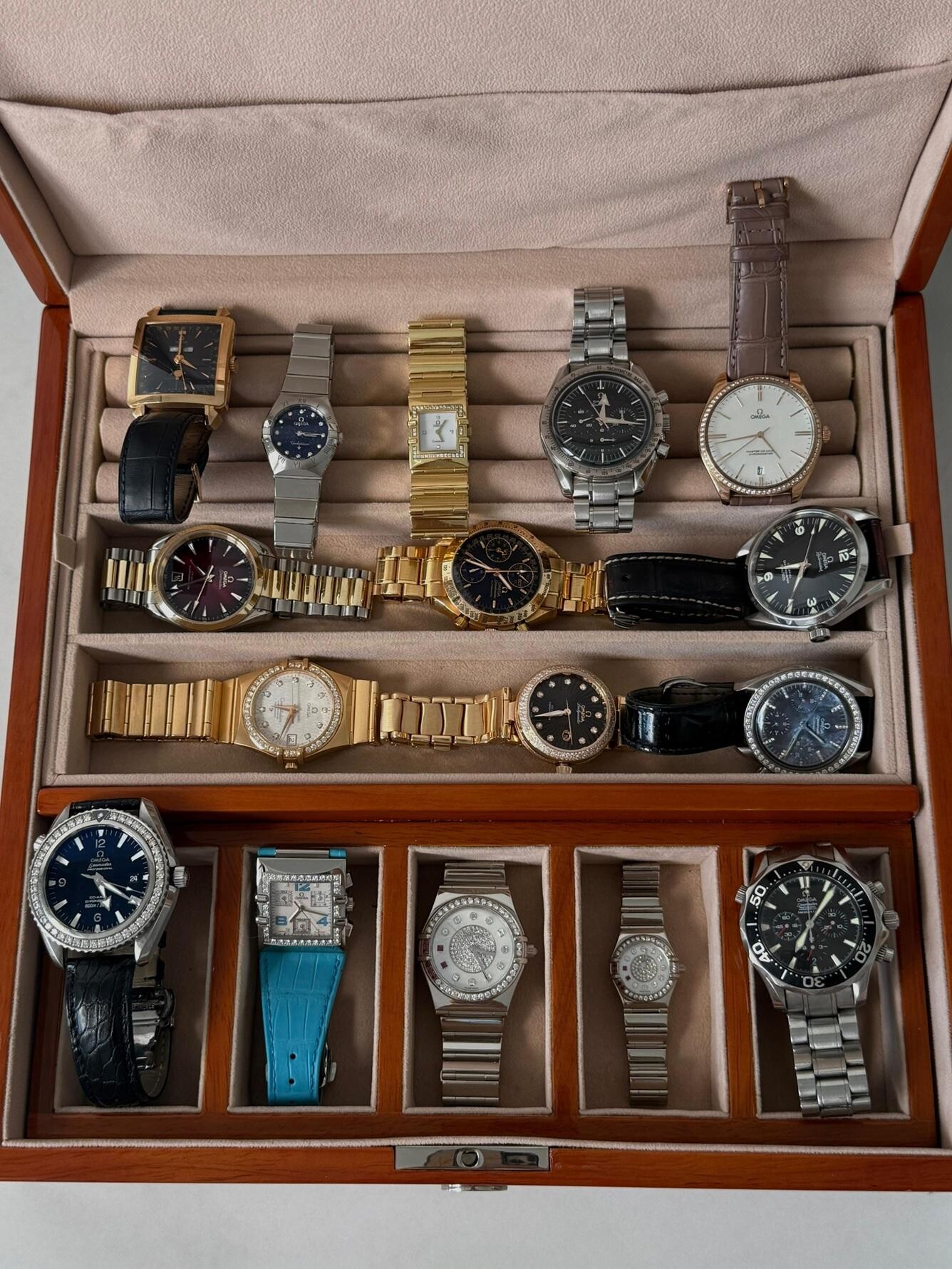 Ella會以華哥的西裝作中性打扮,再配襯父母的OMEGA腕表。